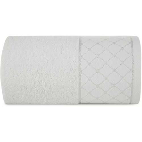 Biały ręcznik o wymiarach 50 x 90 cm, z delikatnym wzorem geometrycznym na jednym z końców. Materiał wygląda na miękki i puszysty, a wzór składa się z subtelnych, przecinających się linii tworzących romby.