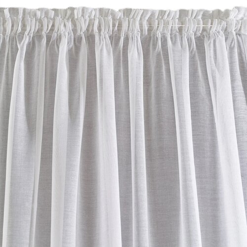 Biała firana o wymiarach 140 x 250 cm, wykonana z lekkiego, półprzezroczystego materiału, układa się w regularne fałdy. Górna część firany jest marszczona, co nadaje jej elegancki wygląd.