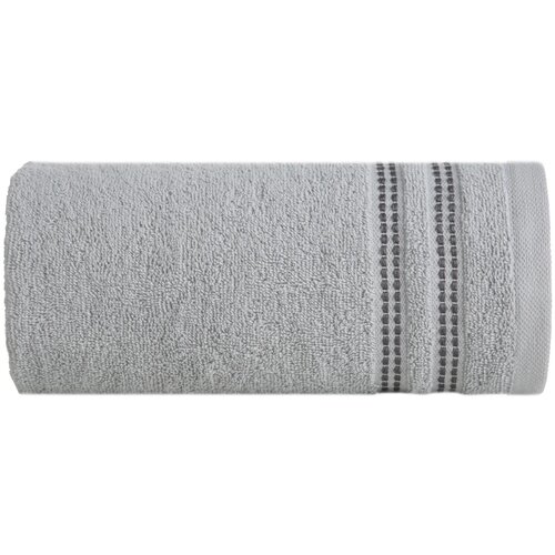 Na zdjęciu widoczny jest srebrny ręcznik o wymiarach 30 x 50 cm, z delikatnym wzorem w postaci dwóch równoległych pasów z ciemniejszymi akcentami. Materiał ręcznika ma teksturę frotte, a jego brzegi są starannie wykończone.