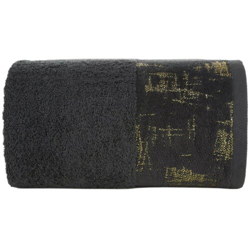 Czarny ręcznik o wymiarach 50 x 90 cm, z lewej strony gładki, a z prawej ozdobiony złotym, abstrakcyjnym wzorem. Produkt jest zwinięty w rolkę, co ukazuje teksturę materiału.