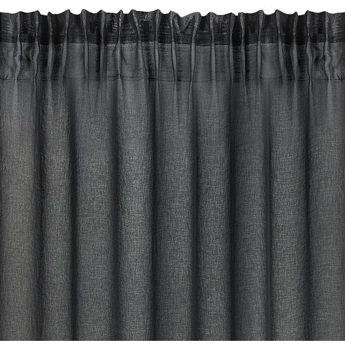 Czarna firana o wymiarach 140 x 250 cm, wykonana z półprzezroczystego materiału, układa się w regularne fałdy. Tkanina ma delikatną fakturę, która dodaje elegancji i subtelności.
