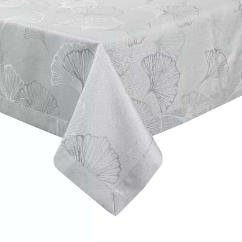 Szary obrus z delikatnym wzorem liści, wykonany z materiału o subtelnym połysku. Produkt ma starannie wykończone brzegi i elegancki wygląd.