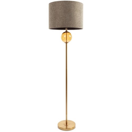 Lampa podłogowa z beżowym abażurem i złotą podstawą, ozdobiona szklaną kulą w kolorze złotym. Produkt ma smukłą konstrukcję i elegancki design.