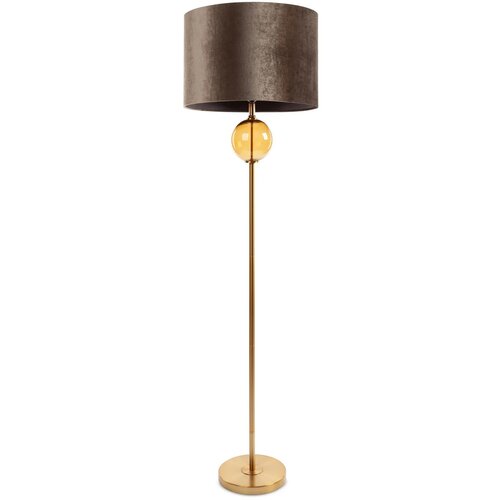 Na zdjęciu znajduje się lampa podłogowa z brązowym abażurem i złotą podstawą, ozdobiona szklaną kulą w kolorze bursztynowym. Produkt ma elegancki, nowoczesny design i jest oznaczony jako "Lampa podłogowa EUROFIRANY Leona 467321 Brązowo-złoty wysokość 165 