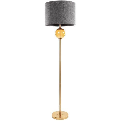 Na zdjęciu znajduje się lampa podłogowa z szarym abażurem i złotą podstawą, ozdobiona złotą kulą pod abażurem. Lampa ma elegancki, nowoczesny design i jest wysoka na 165 cm.