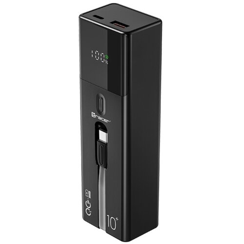 Czarny powerbank z wyświetlaczem pokazującym "100%" oraz logo "Tracer" poniżej. Na obudowie znajdują się oznaczenia "QC" i "10+".