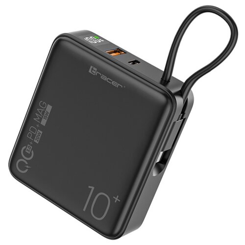 Czarny powerbank z logo "tracer" na górze, posiadający dwa porty USB oraz wyświetlacz LED z informacją o poziomie naładowania. Na powierzchni widoczne są napisy: "QC 3.0 + PD MAG 20W 15W" oraz "10+".