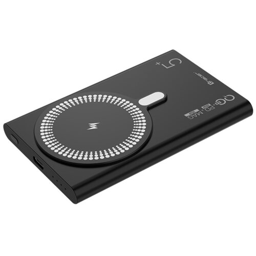 Czarny powerbank z okrągłym wzorem z białych kropek na powierzchni, z widocznymi oznaczeniami: "QC3.0", "PD 20W", "22.5W", oraz logo "TRACER". Na urządzeniu znajdują się także symbole "+" i "C".