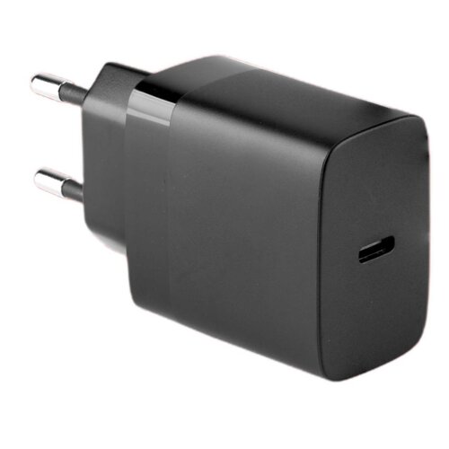 Czarna ładowarka z dwoma metalowymi bolcami i jednym portem USB-C na obudowie. Produkt ma gładką, matową powierzchnię.