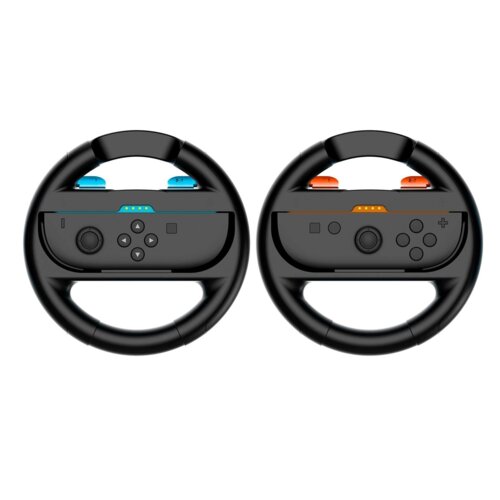 Dwa czarne uchwyty w kształcie kierownic, każdy z zamontowanym kontrolerem Joy-Con, jeden z niebieskim, a drugi z pomarańczowym akcentem. Na kontrolerach widoczne są przyciski kierunkowe oraz inne standardowe przyciski funkcyjne.