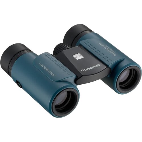 Niebieska lornetka z widocznymi napisami: "WATERPROOF" oraz "8x21 RC II WP" na obudowie. Na centralnym zawiasie znajduje się logo "OLYMPUS".