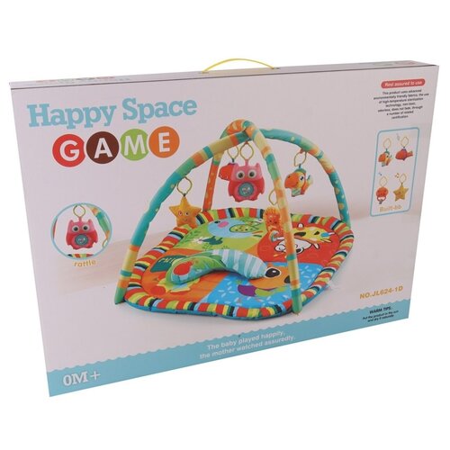 Pudełko z matą edukacyjną przedstawia kolorową matę z pałąkami, na których wiszą zabawki w kształcie zwierzątek. Na opakowaniu widnieje napis "Happy Space GAME", numer produktu "NO.JL624-1D" oraz tekst "The baby played happily, the mother watched assuredl
