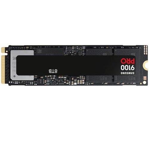 Na zdjęciu widoczny jest dysk SSD z oznaczeniem "SAMSUNG 9100 Pro 8TB" na czarnym tle. Dysk ma prostokątny kształt z widocznymi elementami elektronicznymi i złączem na jednym z końców.