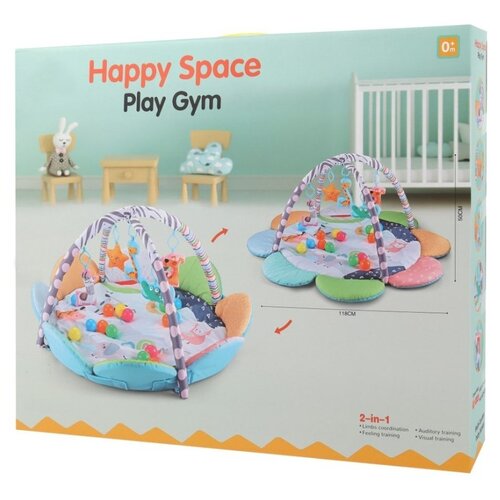 Pudełko przedstawia matę edukacyjną z kolorowymi elementami i zabawkami, z napisem "Happy Space Play Gym" oraz oznaczeniem "0m+". Na dole widnieje napis "2-in-1" z informacjami: "Limbs coordination", "Feeling training", "Auditory training", "Visual traini