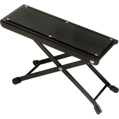 Czarny podnóżek gitarowy z metalową konstrukcją i antypoślizgową powierzchnią na górze, posiada regulowane nóżki z gumowymi zakończeniami. Produkt ma prosty, funkcjonalny design z widocznymi śrubami mocującymi.
