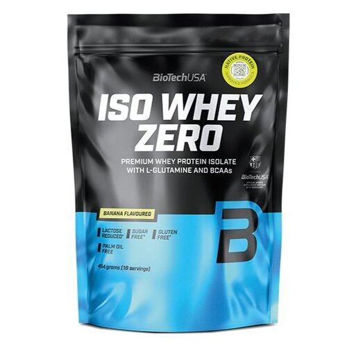 Czarna torebka z niebieskim dołem zawiera odżywkę białkową, na której widnieje napis: "BioTechUSA ISO WHEY ZERO Premium Whey Protein Isolate with L-Glutamine and BCAAs". Dodatkowe informacje to "Banana Flavoured", "Lactose Reduced", "Sugar Free", "Gluten 