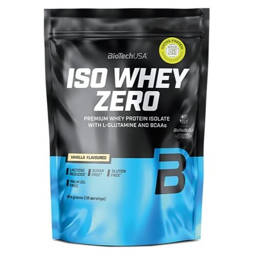 Czarna torebka z niebieskimi akcentami zawiera odżywkę białkową "BioTechUSA Iso Whey Zero" o smaku waniliowym, bez cukru, glutenu i oleju palmowego, z obniżoną zawartością laktozy. Na opakowaniu widnieje napis: "454 grams (18 servings)" oraz "Premium Whey