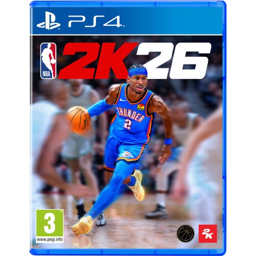Okładka gry "NBA 2K26" na PS4 przedstawia koszykarza w niebieskim stroju z napisem "Thunder" i numerem 2, biegnącego z piłką na tle rozmytego boiska. W górnej części widnieje logo "PS4", a po lewej stronie logo "NBA 2K26", w dolnym rogu znajduje się oznac