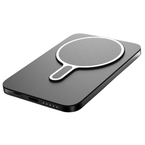 Szary powerbank o prostokątnym kształcie z zaokrąglonymi rogami, posiadający okrągły wzór na powierzchni oraz porty i diody na krawędzi. Produkt jest oznaczony jako "Powerbank XLINE MagSystem 5000 mAh 20W Qi Szary".