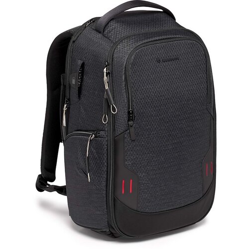 Czarny plecak z teksturowanego materiału z kilkoma zamkami błyskawicznymi i czerwonymi akcentami. Na przedniej kieszeni widoczne jest logo "Manfrotto".