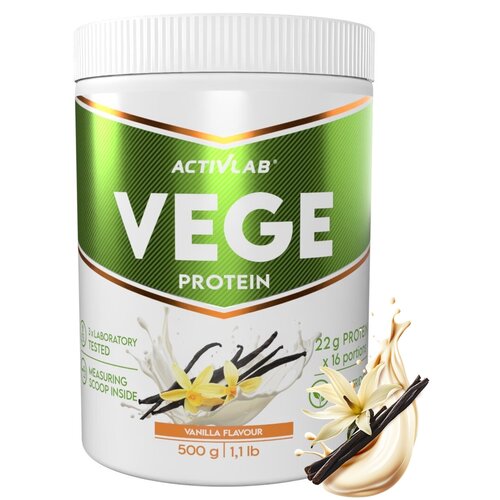Biały pojemnik z zieloną etykietą, na której widnieje napis "ACTIVLAB VEGE PROTEIN" oraz grafika wanilii i rozpryskującego się płynu. Na etykiecie znajdują się również informacje: "Vanilla Flavour", "500 g | 1,1 lb", "22 g Protein x 16 portions", "Laborat