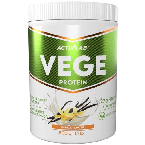 Biały pojemnik z zieloną etykietą, na której widnieje napis "ACTIVLAB VEGE PROTEIN". Na dole etykiety znajdują się grafiki wanilii i mleka oraz napisy "VANILLA FLAVOUR", "500 g | 1,1 lb", "22 g PROTEIN x 16 portions", "3x LABORATORY TESTED", "MEASURING SC