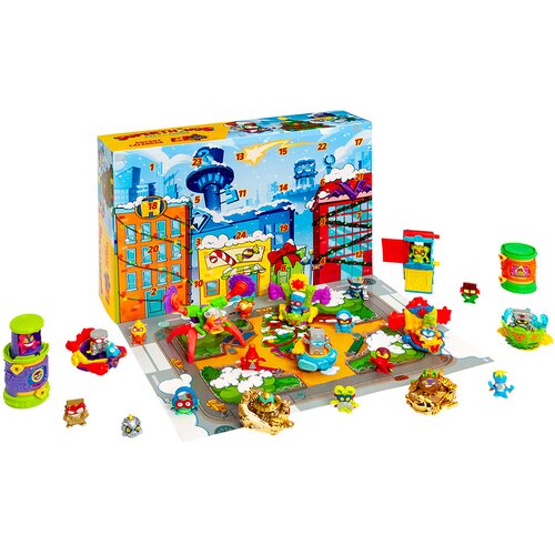 Zestaw figurek MAGIC BOX SuperThings Kalendarz adwentowy PSTSP114IN01 przedstawia kolorowe figurki i akcesoria rozłożone na planszy z motywem miasta, z widocznymi numerami od 1 do 24 na tle budynków. Opakowanie ozdobione jest ilustracjami budynków i posta