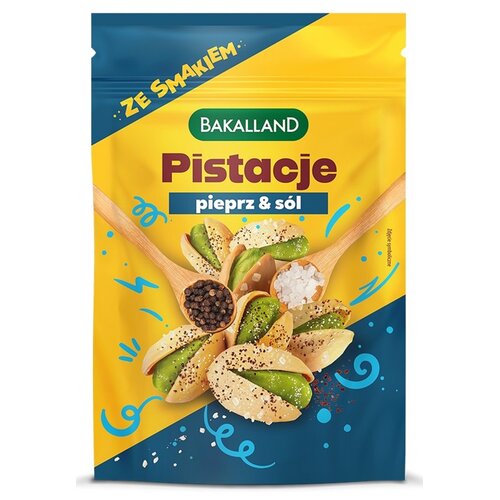 Opakowanie produktu Bakalland z pistacjami o smaku pieprzu i soli, z widocznymi drewnianymi łyżkami zawierającymi pieprz i sól. Na opakowaniu znajdują się napisy: "ZE SMAKIEM", "Bakalland", "Pistacje", "pieprz & sól".