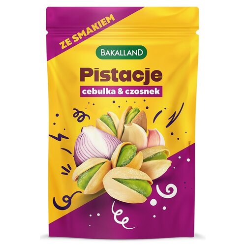 Opakowanie produktu "Pistacje cebulka & czosnek" marki Bakalland, z kolorowym tłem w odcieniach żółci i fioletu, ozdobione grafiką pistacji, cebuli i czosnku. Na górze widnieje napis "ZE SMAKIEM".