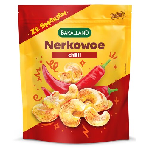 Opakowanie produktu przedstawia grafikę orzechów nerkowca oraz papryczek chili na tle w kolorach żółtym i czerwonym. Na opakowaniu widnieje tekst: "ZE SMAKIEM", "BAKALLAND", "Nerkowce chilli" oraz "DODAJ MNIE DO RECYKLINGU".