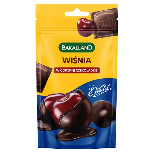 Na zdjęciu znajduje się opakowanie produktu "Wiśnie w gorzkiej czekoladzie" marki Bakalland. Na opakowaniu widnieje napis "Bakalland Wiśnia w gorzkiej czekoladzie" oraz logo "E. Wedel".