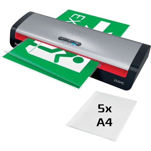Na zdjęciu znajduje się laminator z logo "GBC" na górze, laminujący zielony arkusz z białym symbolem ewakuacyjnym. Obok laminatora widoczny jest stos przezroczystych folii z napisem "5x A4".