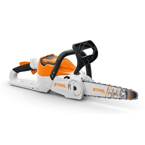 Na zdjęciu znajduje się akumulatorowa piła łańcuchowa w kolorach białym, pomarańczowym i czarnym. Na obudowie piły widoczne jest logo "STIHL", a na prowadnicy łańcucha znajduje się napis "STIHL Lubricant".