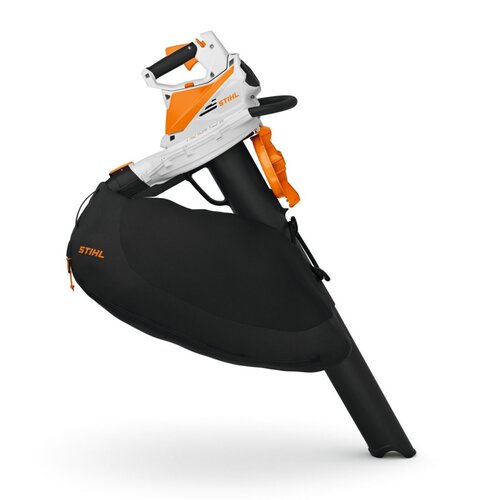 Odkurzacz akumulatorowy przedstawiony na zdjęciu ma biało-pomarańczową obudowę z czarnym workiem na odpady. Na worku widoczne jest logo "STIHL" w kolorze pomarańczowym.