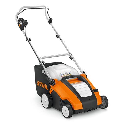 Elektryczny wertykulator w kolorze pomarańczowo-czarnym z białymi elementami, posiada cztery koła i uchwyt z metalowymi rurkami. Na obudowie widoczne jest logo "STIHL" oraz zestaw piktogramów ostrzegawczych.