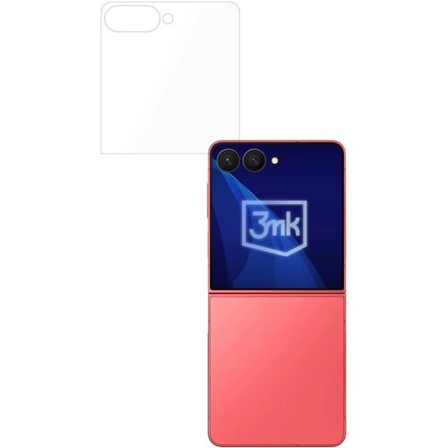 Na zdjęciu widoczny jest telefon złożony w połowie, z dwoma obiektywami aparatu i małym otworem na lampę błyskową. Na ekranie telefonu znajduje się logo "3mk", a obok niego przedstawiona jest przezroczysta folia ochronna.