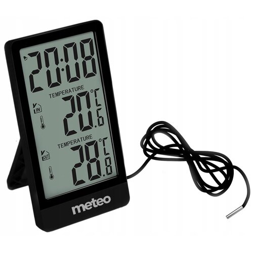 Na zdjęciu znajduje się czarna stacja pogody z wyświetlaczem LCD, na którym widoczny jest czas "20:08" oraz temperatury: wewnętrzna "20°C" i zewnętrzna "28°C". Na dole urządzenia znajduje się logo "meteo", a obok widoczny jest przewód z czujnikiem.