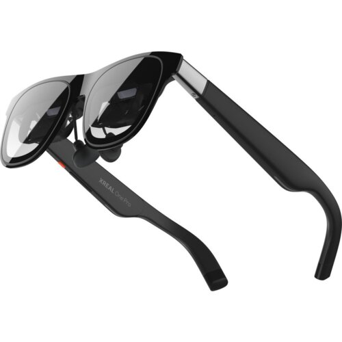 Czarne okulary z grubymi oprawkami, na których widnieje napis "XREAL One Pro". Okulary mają wbudowane słuchawki douszne i lustrzane soczewki.