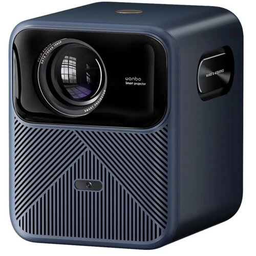 Niebieski projektor z widocznym obiektywem i napisem "wanbo Smart projector" na przednim panelu, poniżej znajduje się wzór z ukośnych linii. Na boku widoczny jest napis "WANBO ACOUSTICS".