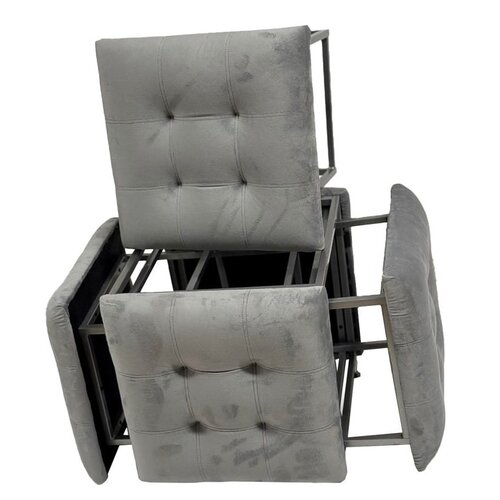 Szara pufa modułowa z widocznymi elementami konstrukcji, składająca się z kilku części o pikowanej powierzchni. Produkt ma metalowy stelaż i miękkie, tapicerowane panele.
