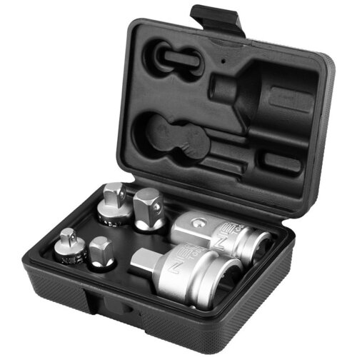Czarne, otwarte etui zawiera sześć metalowych adapterów do kluczy nasadowych, z widocznym napisem "NEO TOOLS" na dwóch z nich. Wnętrze etui ma specjalnie wyprofilowane miejsca na każdy z adapterów.