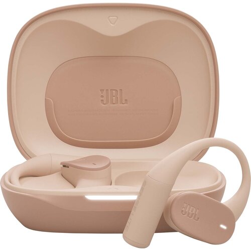 Beżowe słuchawki powietrzne JBL Sense Lite są umieszczone w otwartym etui ładującym, na którym widoczne jest logo "JBL". Słuchawki mają nowoczesny design z zaokrąglonymi elementami i są wykonane w jednolitym kolorze.