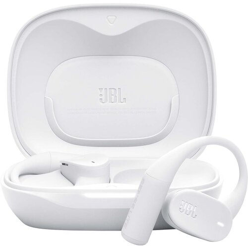 Białe słuchawki powietrzne z logo "JBL" na etui i na jednej ze słuchawek, umieszczone w otwartym etui ładującym. Na słuchawce widoczny jest napis "Sense Lite".