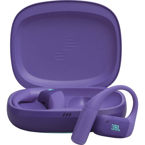 Fioletowe słuchawki powietrzne JBL Endurance Zone są umieszczone w otwartym etui ładującym. Na jednej ze słuchawek widoczne jest logo "JBL".