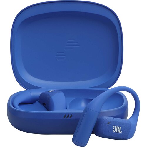 Niebieskie słuchawki powietrzne z logo "JBL" znajdują się w otwartym etui, które również jest niebieskie. Na etui widoczne są subtelne, wytłoczone linie.
