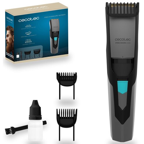 Na zdjęciu znajduje się trymer marki Cecotec PrecisionCare Barber wraz z opakowaniem, dwoma nasadkami grzebieniowymi, małą buteleczką z olejem oraz szczoteczką do czyszczenia. Na opakowaniu widnieje napis "Cecotec PrecisionCare Barber" oraz grafika przeds