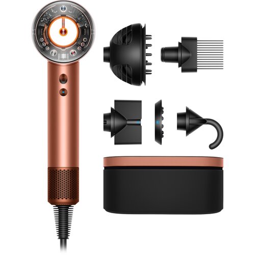 Na zdjęciu widoczna jest suszarka do włosów w kolorze bursztynowym z kilkoma wymiennymi końcówkami oraz czarnym etui. Produkt opisany jest jako "Suszarka DYSON Supersonic Nural Curly+Coily Bursztynowy-jedwab 1600W".