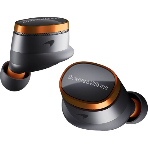 Szaro-pomarańczowe słuchawki dokanałowe z widocznym napisem "Bowers & Wilkins" na jednej z nich. Na obudowie znajduje się również subtelne logo w kształcie łuku.