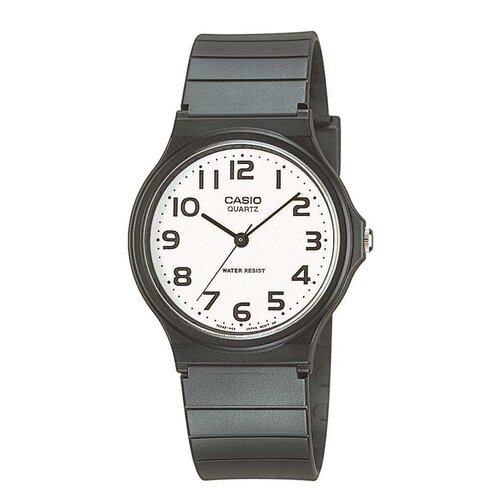 Czarny zegarek sportowy z białą tarczą, na której znajdują się czarne cyfry arabskie oraz wskazówki. Na tarczy widoczny jest napis "CASIO QUARTZ" oraz "WATER RESIST".