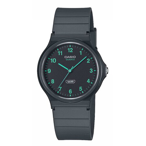 Czarny zegarek sportowy z okrągłą tarczą, na której znajdują się zielone cyfry arabskie oraz wskazówki. Na tarczy widoczny jest napis "CASIO QUARTZ" oraz oznaczenie "WR".